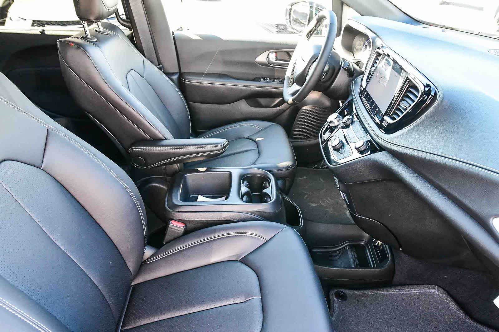 Thumbnail: 2026 Chrysler Pacifica - 17