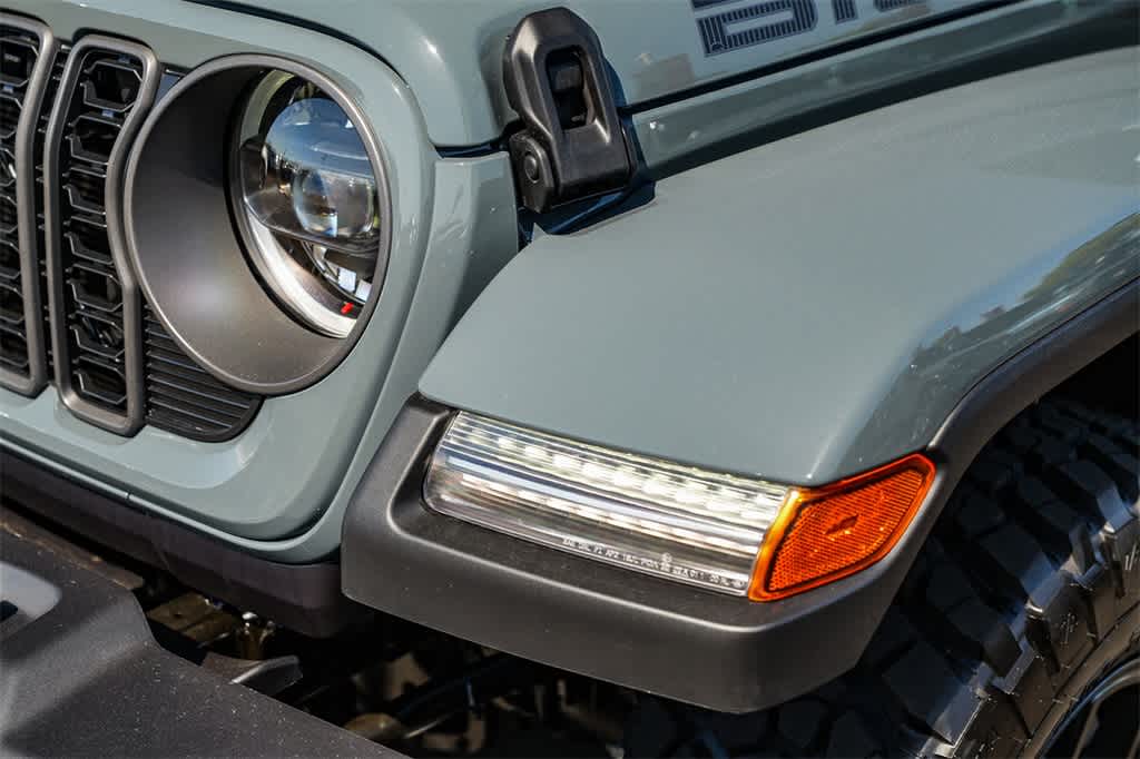 Thumbnail: 2025 Jeep Gladiator - 8