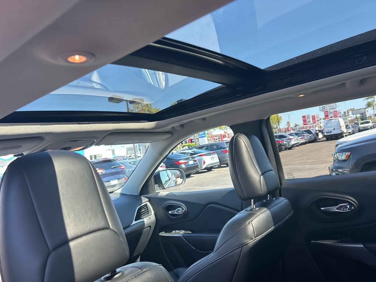Thumbnail: 2022 Jeep Cherokee - 25