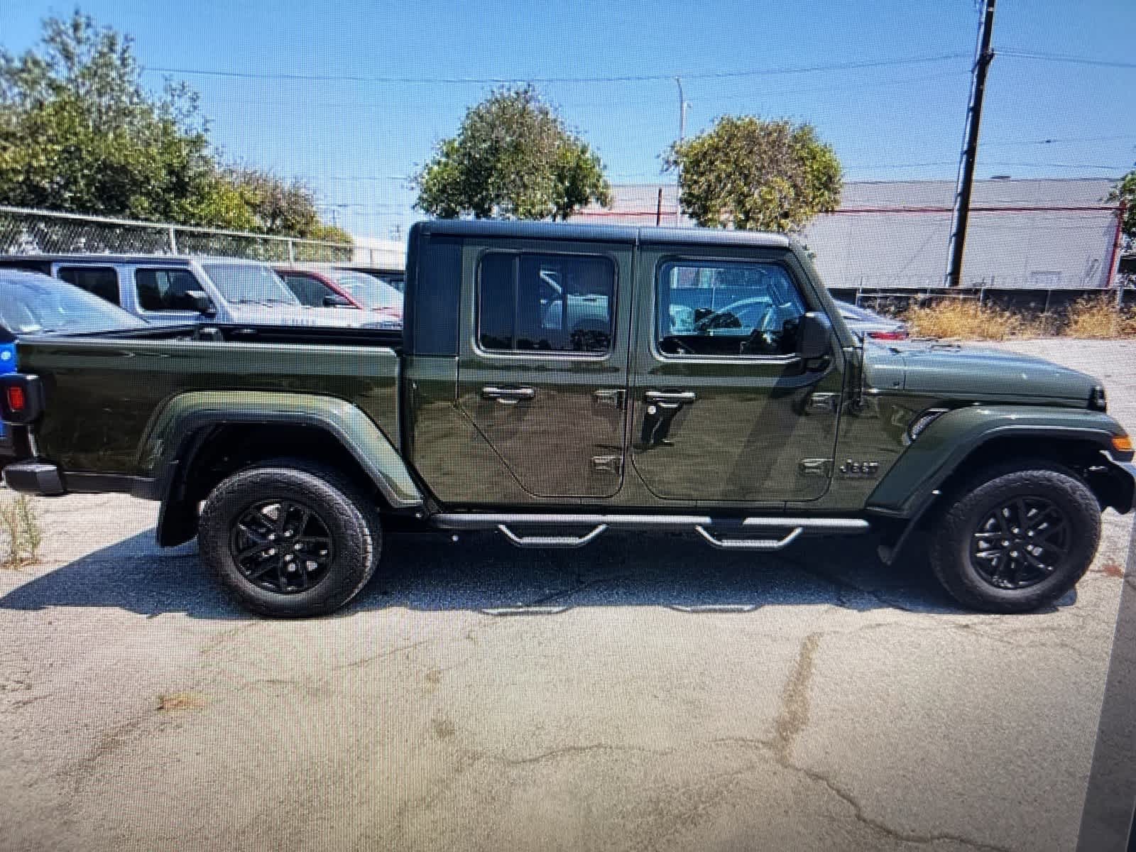 Thumbnail: 2022 Jeep Gladiator - 21
