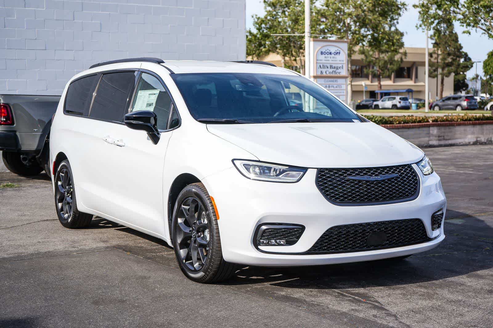 Thumbnail: 2026 Chrysler Pacifica - 3