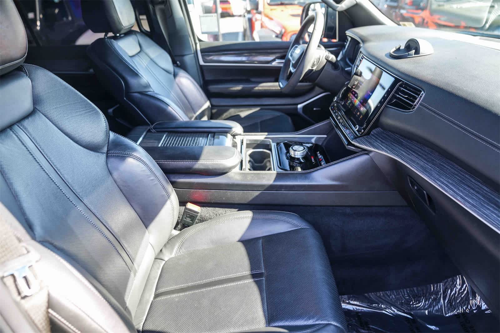 Thumbnail: 2022 Jeep Wagoneer - 14