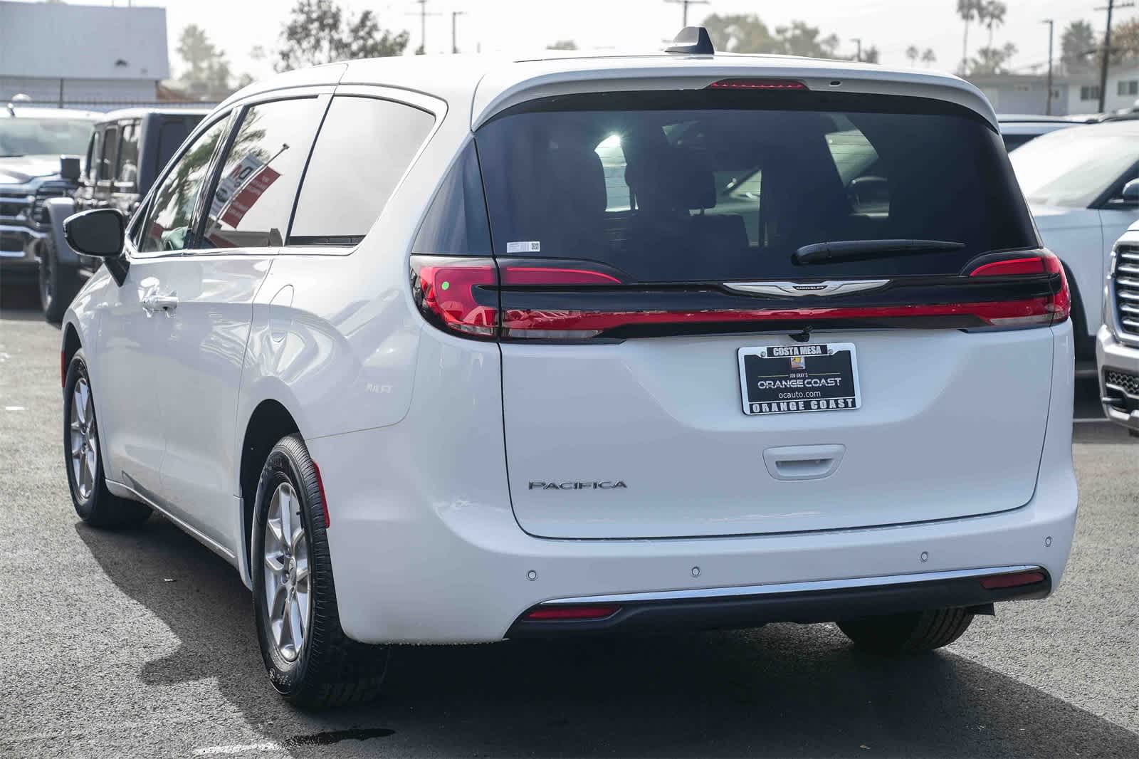 Thumbnail: 2026 Chrysler Pacifica - 6