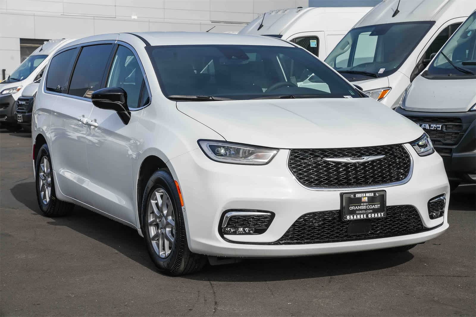 Thumbnail: 2026 Chrysler Pacifica - 3