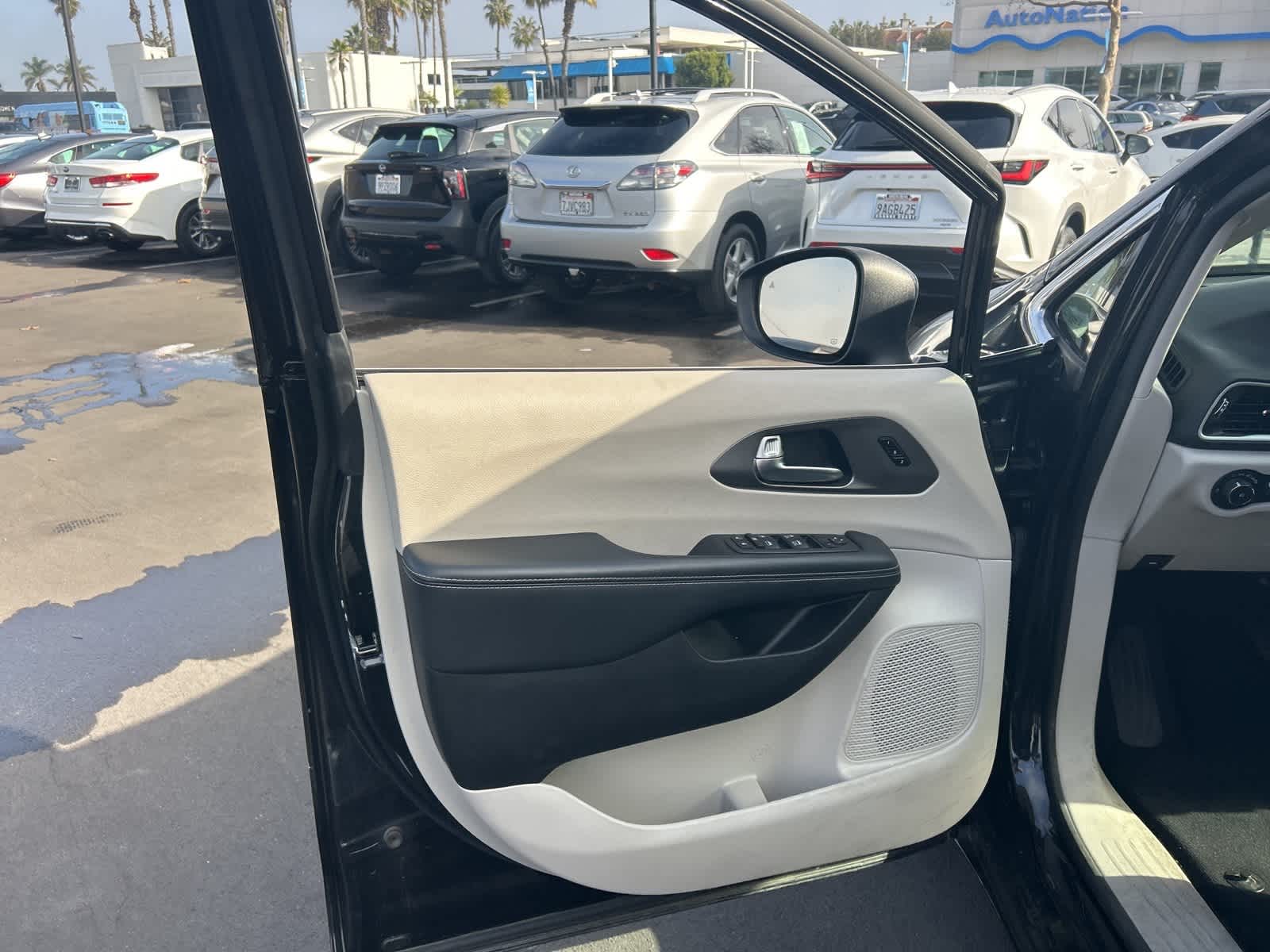 Thumbnail: 2023 Chrysler Pacifica - 13