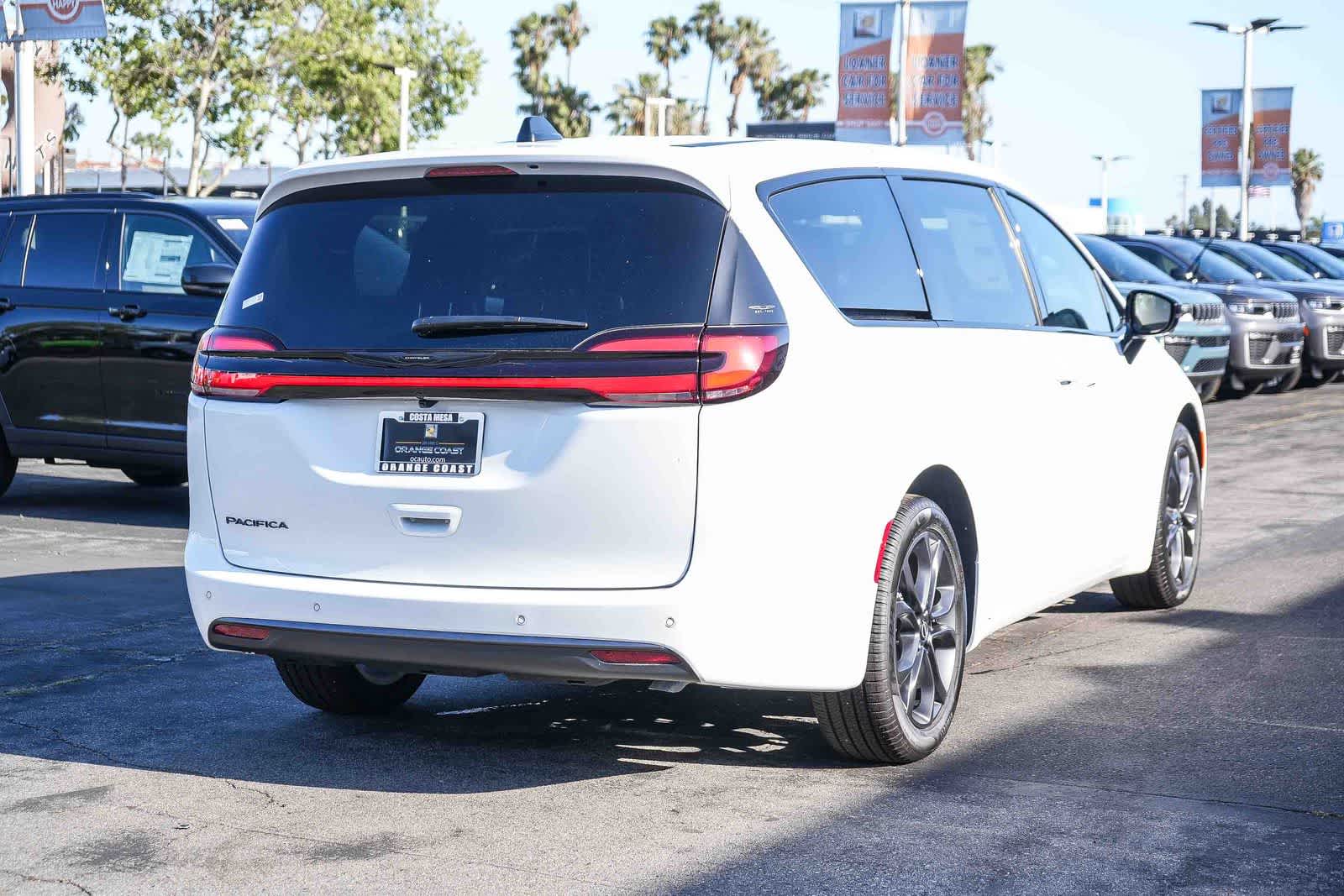 Thumbnail: 2026 Chrysler Pacifica - 6
