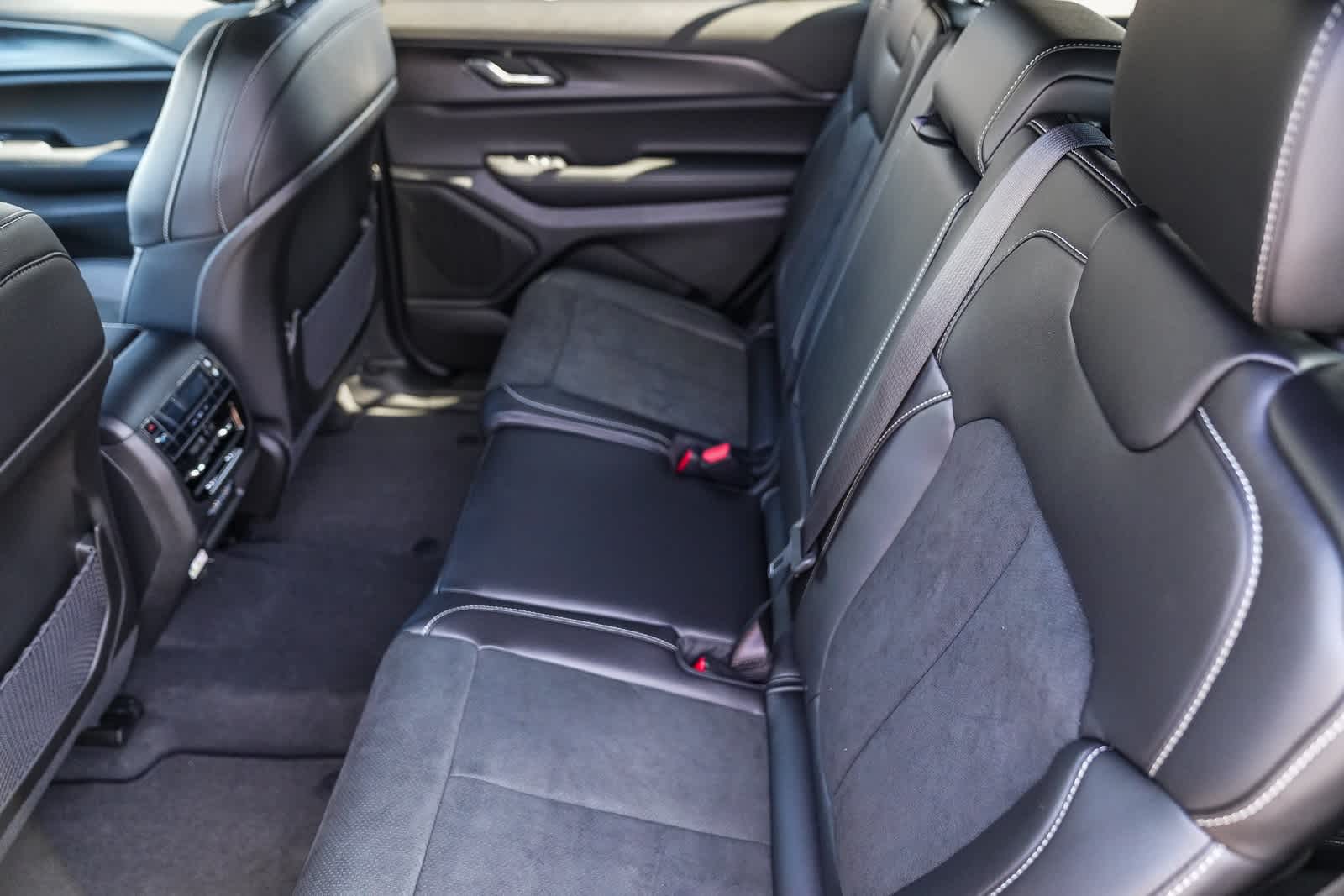 Thumbnail: 2025 Jeep Grand Cherokee L - 18