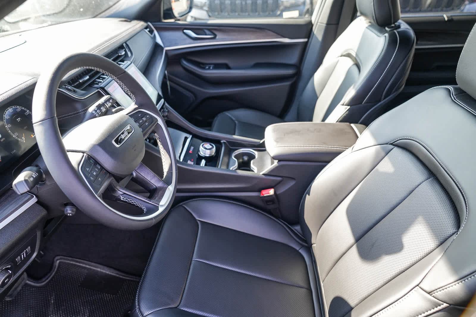 Thumbnail: 2025 Jeep Grand Cherokee L - 17