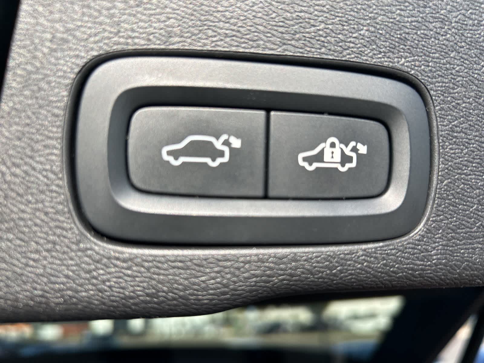 Thumbnail: 2022 Volvo XC60 - 30