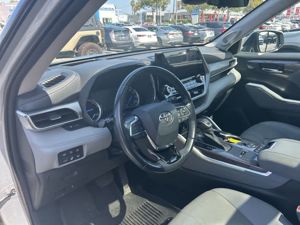 Thumbnail: 2021 Toyota Highlander - 21