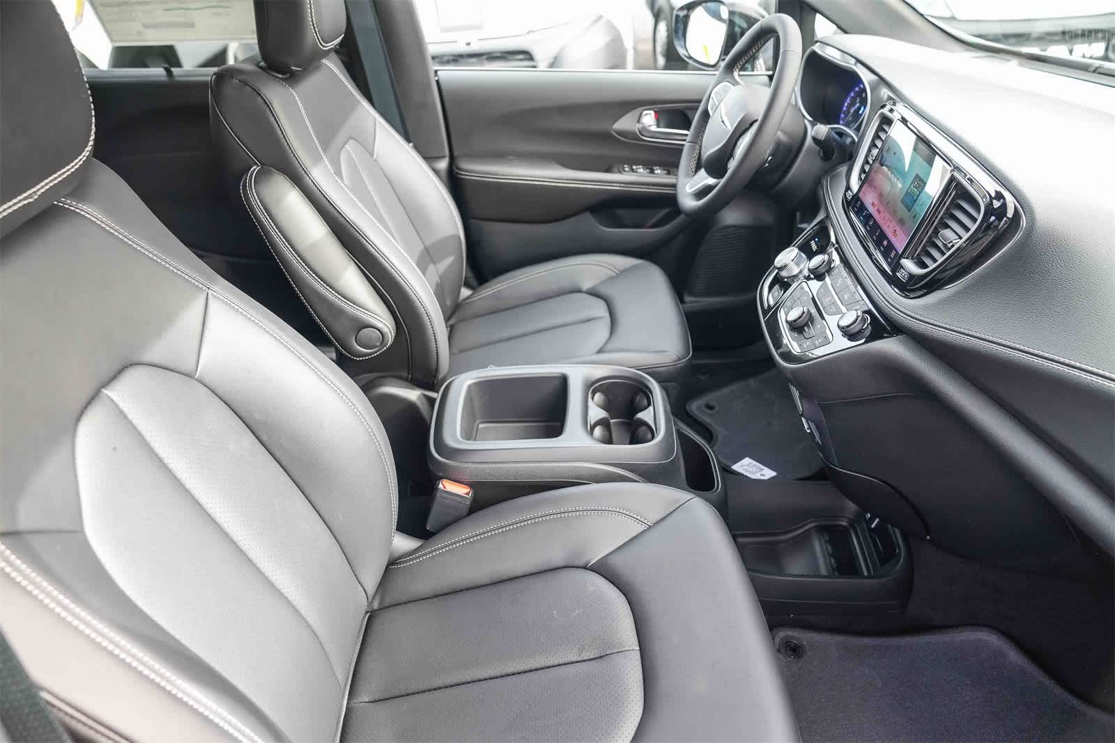 Thumbnail: 2026 Chrysler Pacifica - 17