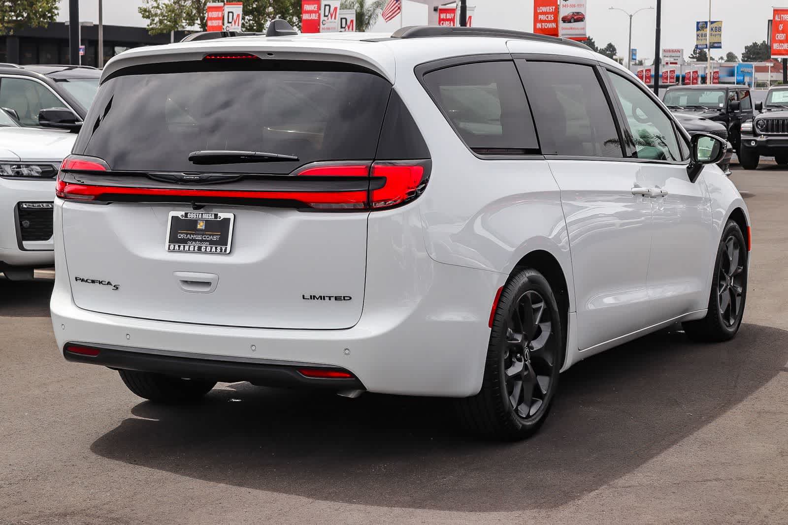 Thumbnail: 2026 Chrysler Pacifica - 4