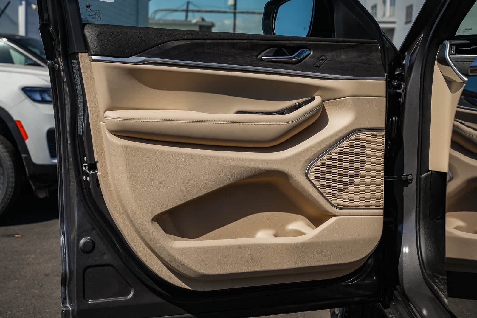 Thumbnail: 2025 Jeep Grand Cherokee - 22