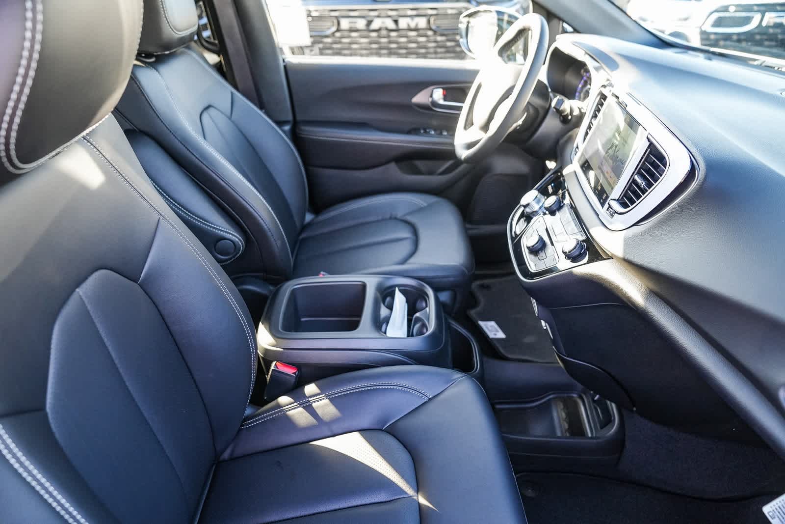 Thumbnail: 2026 Chrysler Voyager - 17