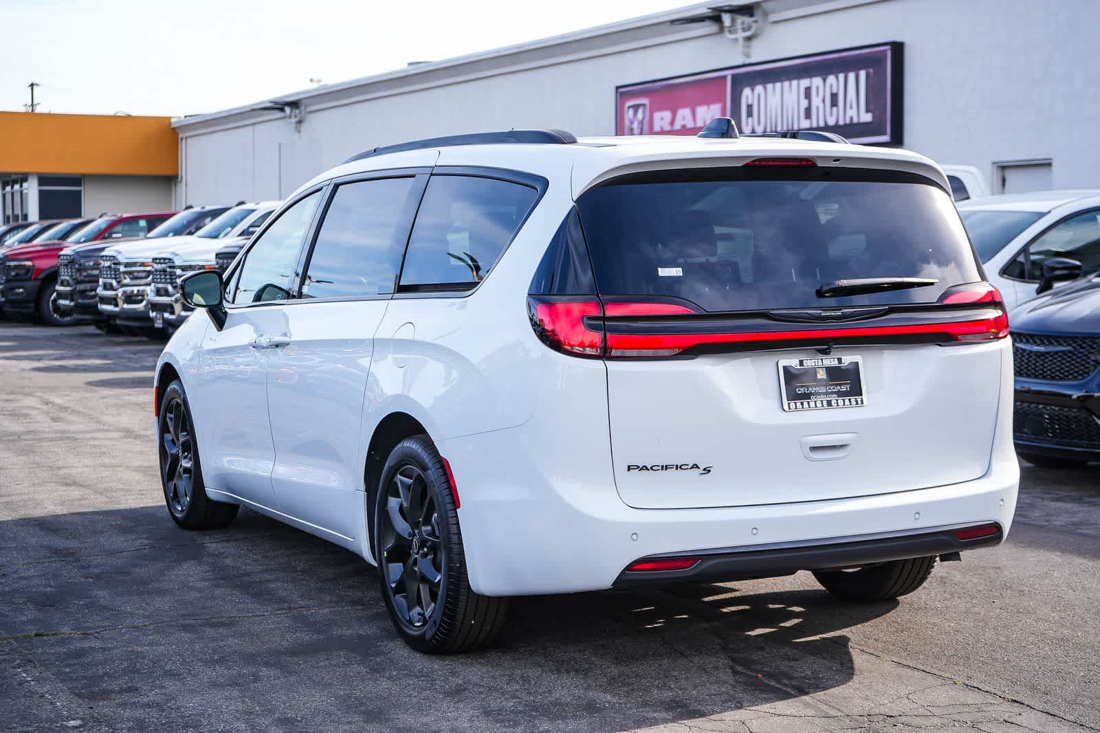 Thumbnail: 2026 Chrysler Pacifica - 8