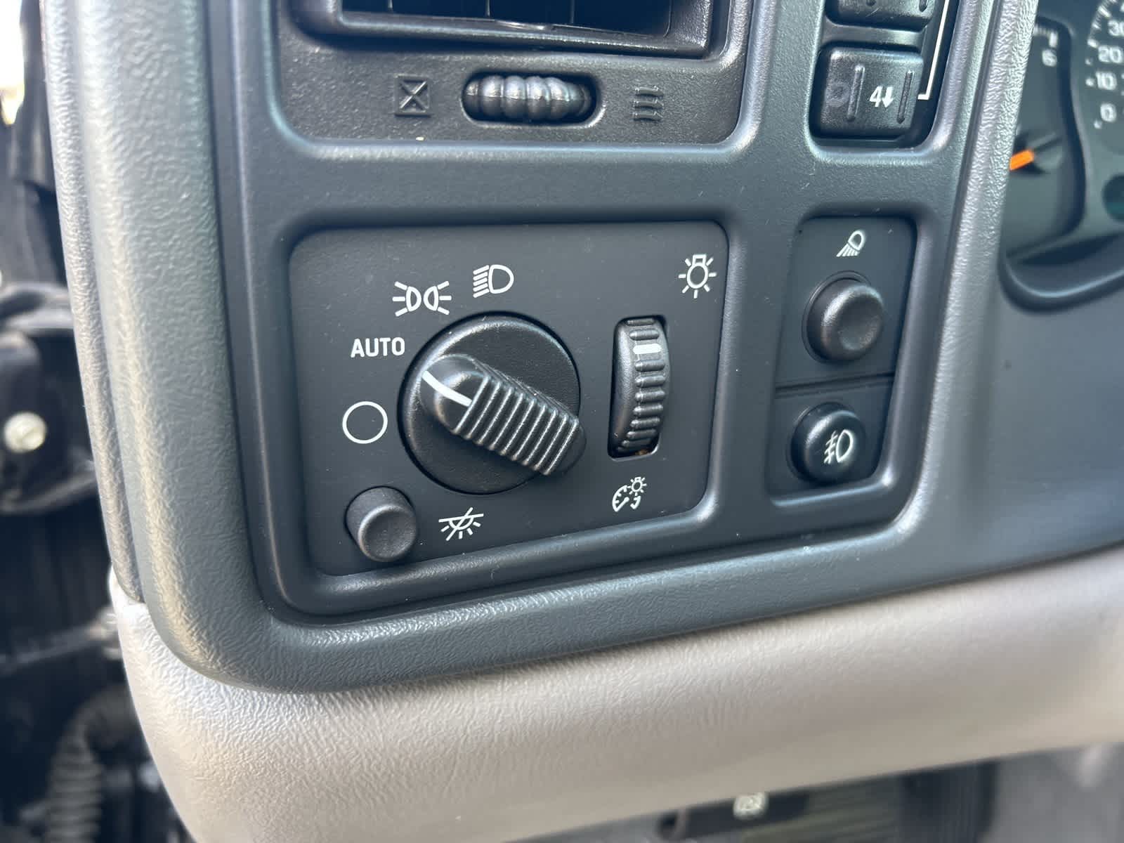 Thumbnail: 2005 Chevrolet Avalanche 1500 - 44