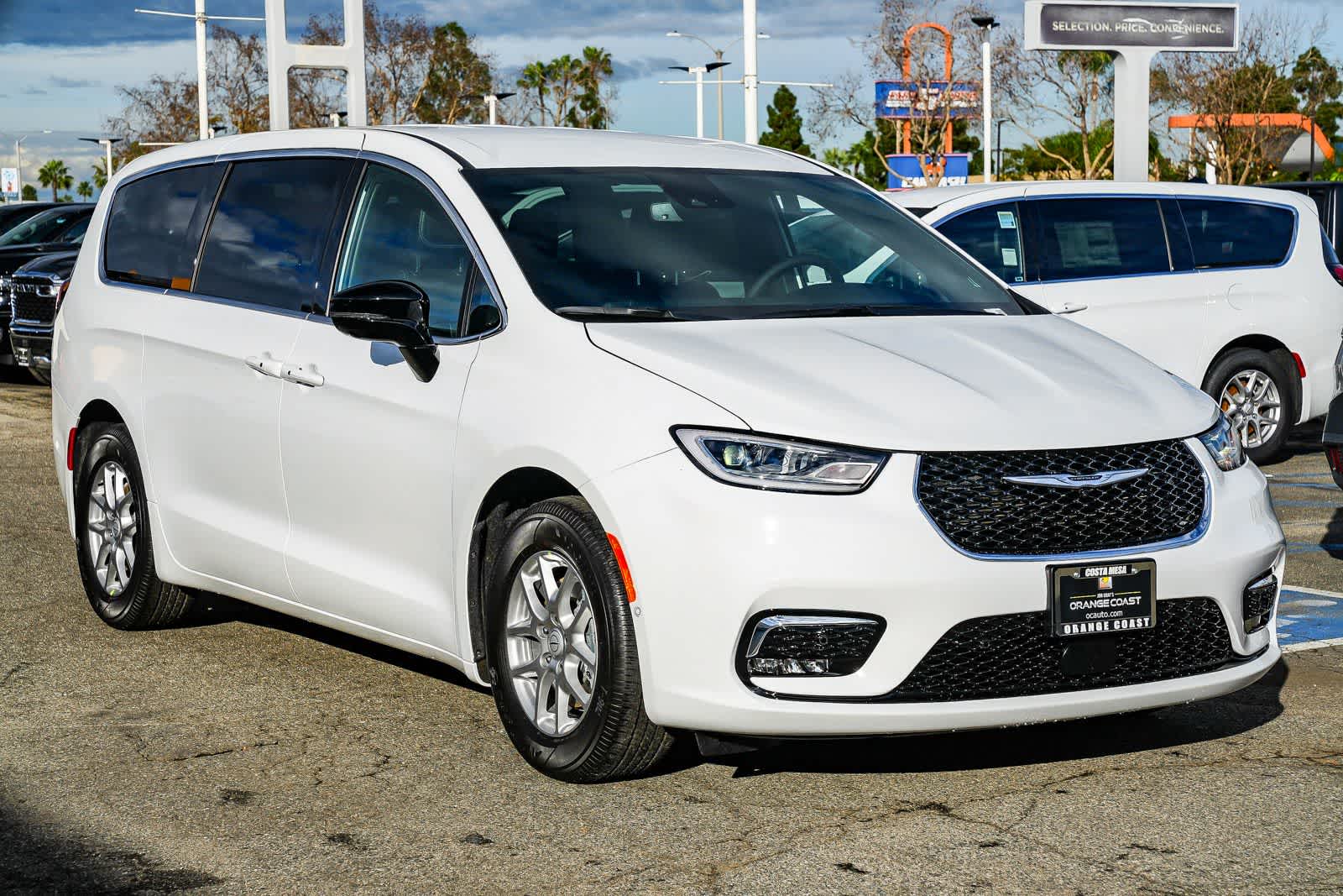 Thumbnail: 2026 Chrysler Pacifica - 3