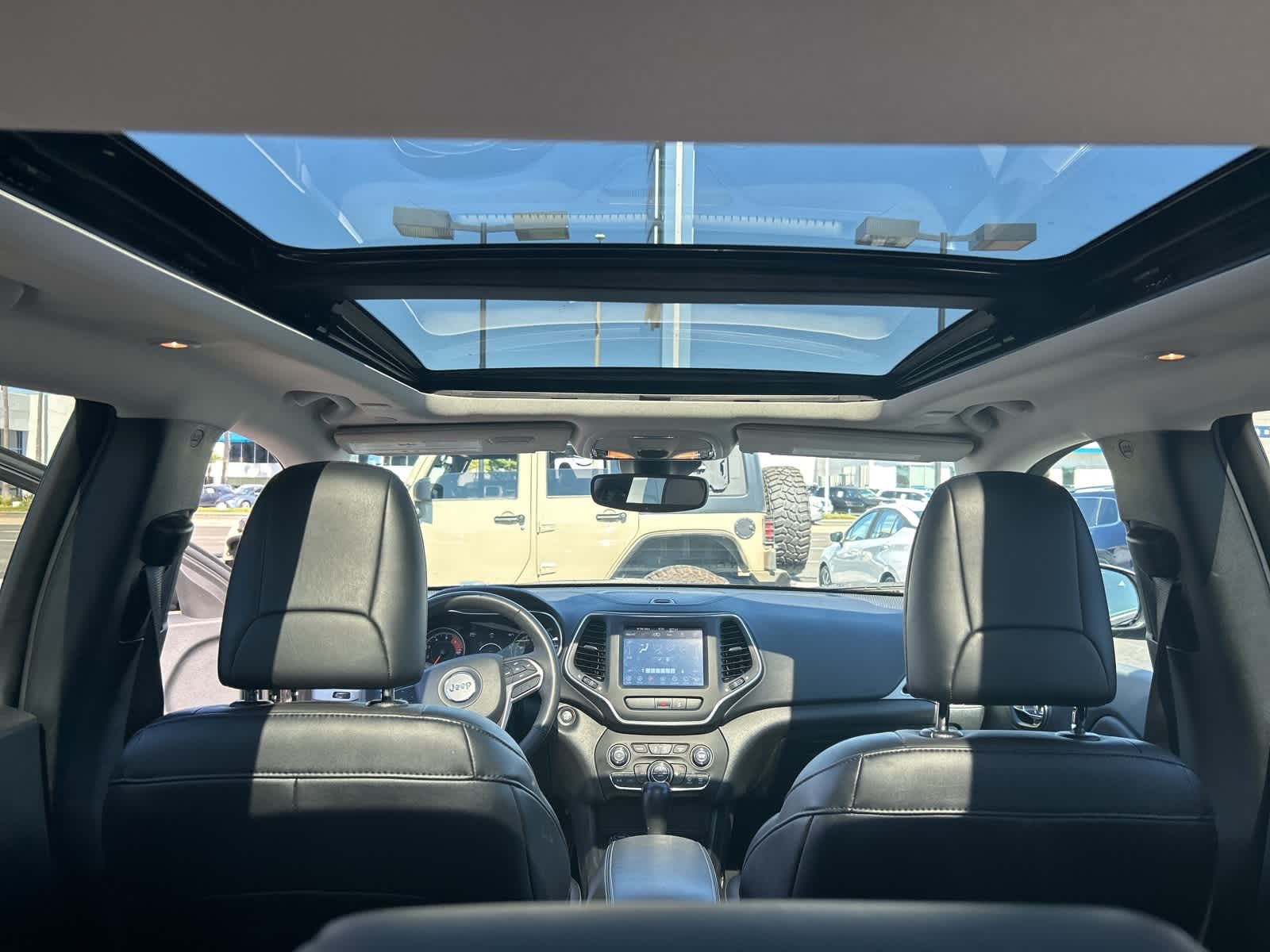 Thumbnail: 2022 Jeep Cherokee - 28