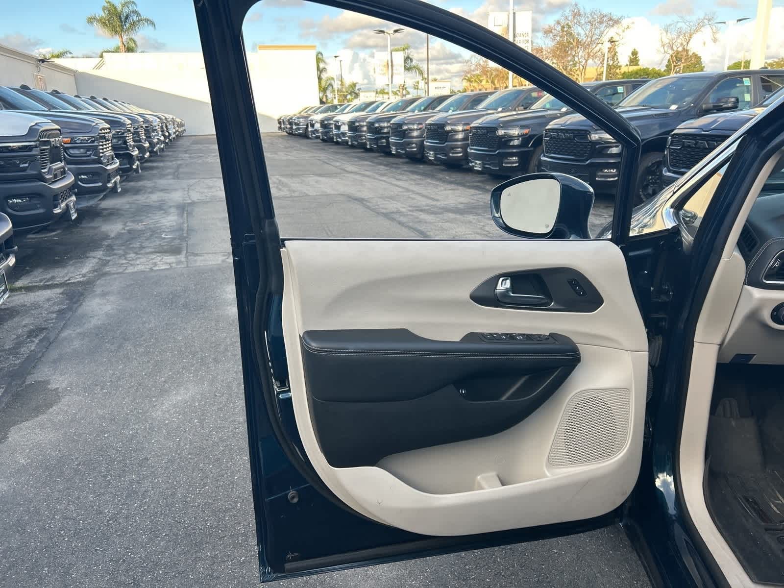 Thumbnail: 2022 Chrysler Pacifica - 19