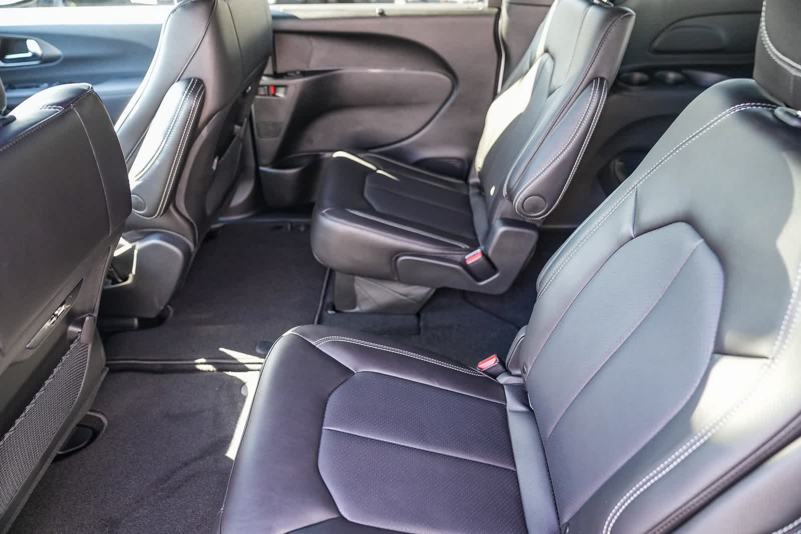 Thumbnail: 2026 Chrysler Pacifica - 18