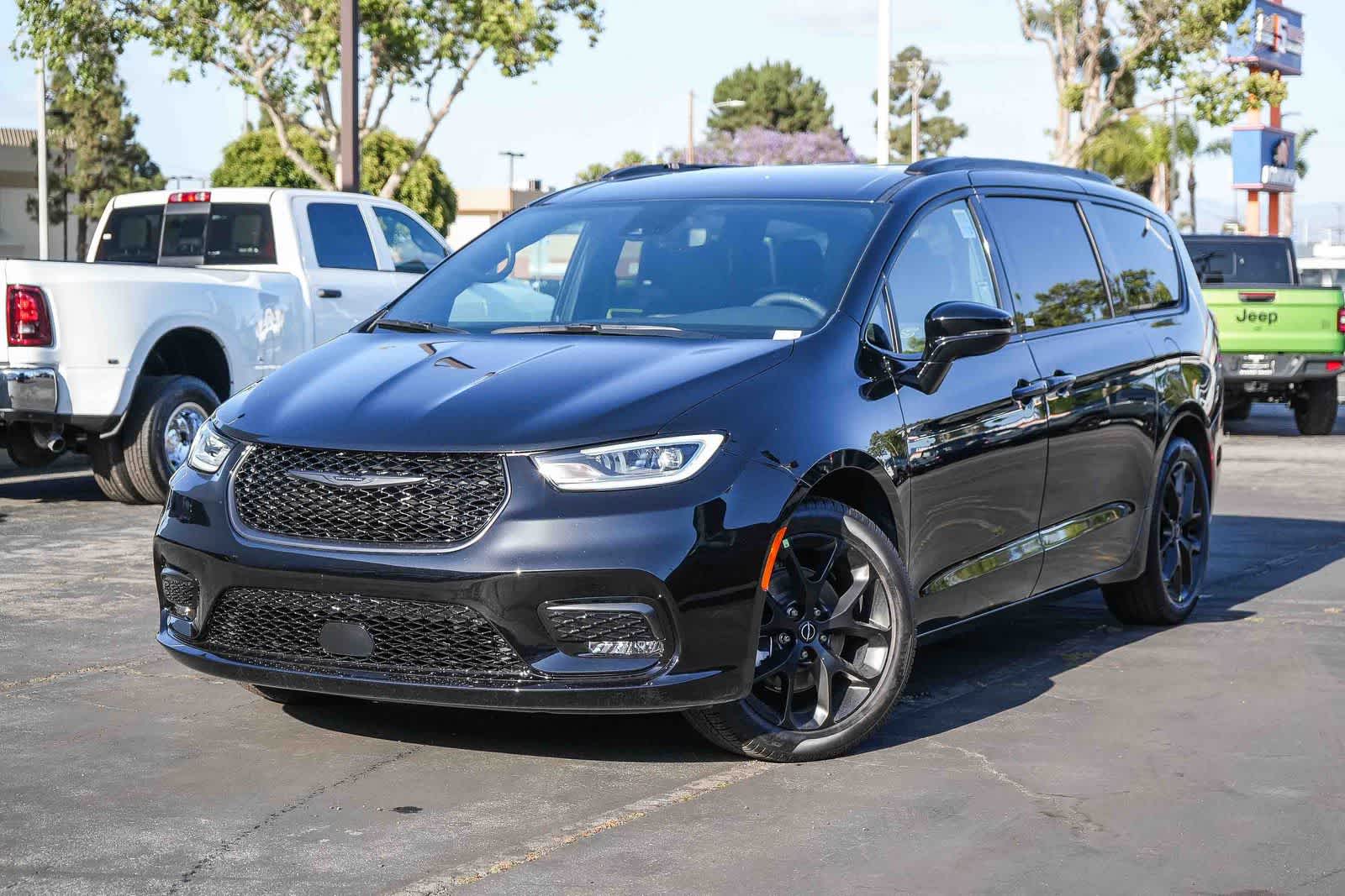 Thumbnail: 2026 Chrysler Pacifica - 1