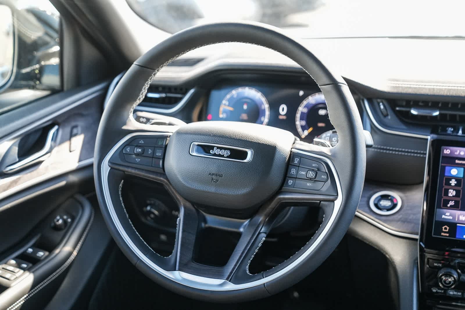 Thumbnail: 2025 Jeep Grand Cherokee - 16