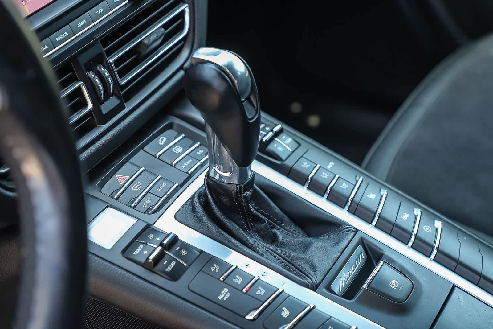 Thumbnail: 2020 Porsche Macan - 25
