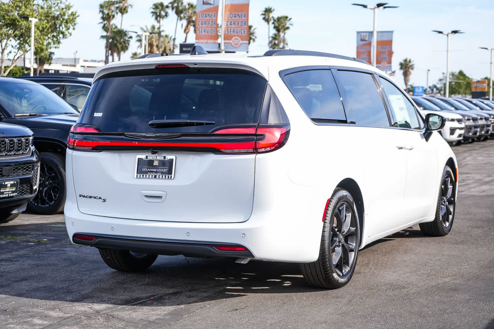 Thumbnail: 2026 Chrysler Pacifica - 6