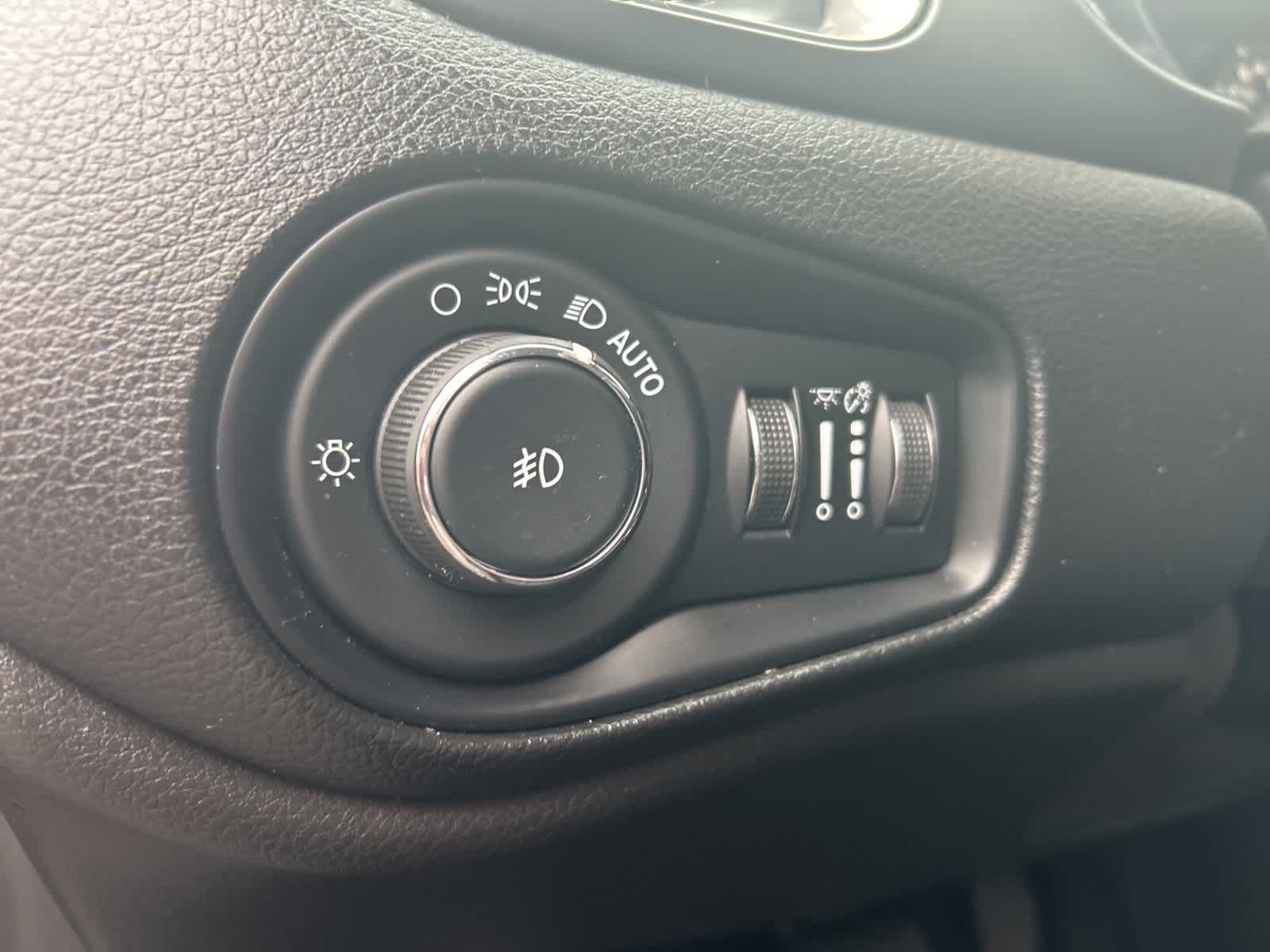 Thumbnail: 2018 Jeep Renegade - 23
