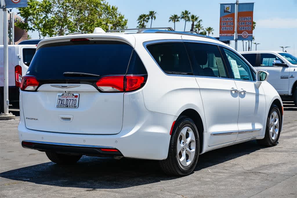 Thumbnail: 2017 Chrysler Pacifica - 4