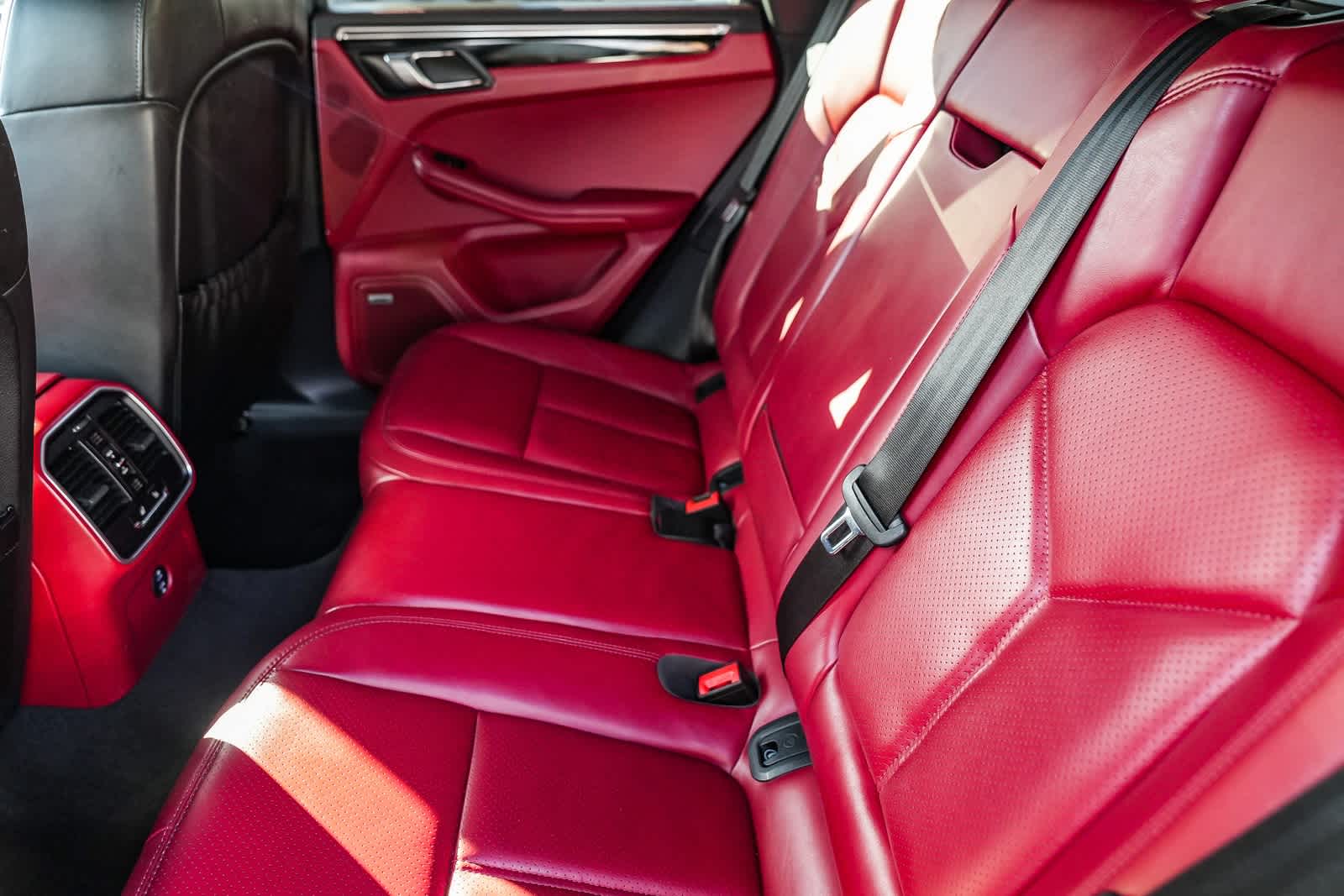 Thumbnail: 2023 Porsche Macan - 16