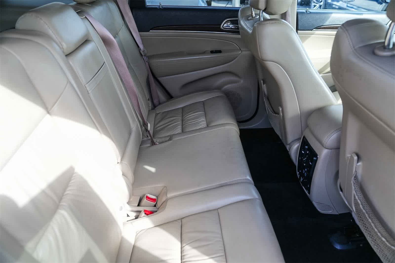 Thumbnail: 2015 Jeep Grand Cherokee - 16