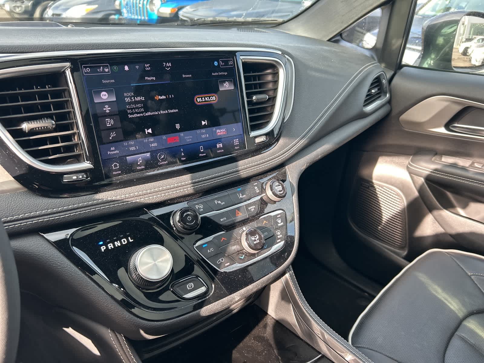 Thumbnail: 2022 Chrysler Pacifica - 42