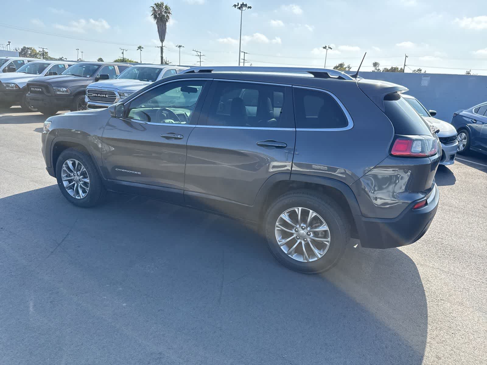 Thumbnail: 2019 Jeep Cherokee - 14