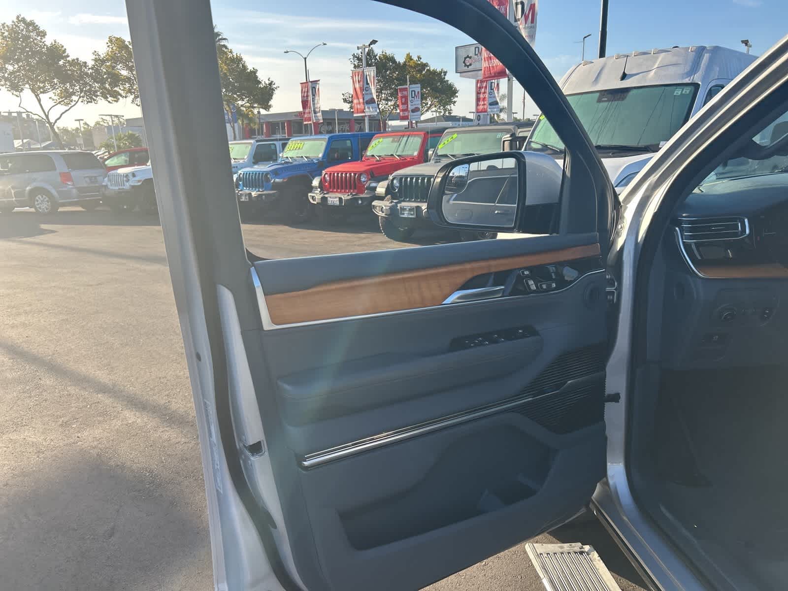 Thumbnail: 2022 Jeep Grand Wagoneer - 20