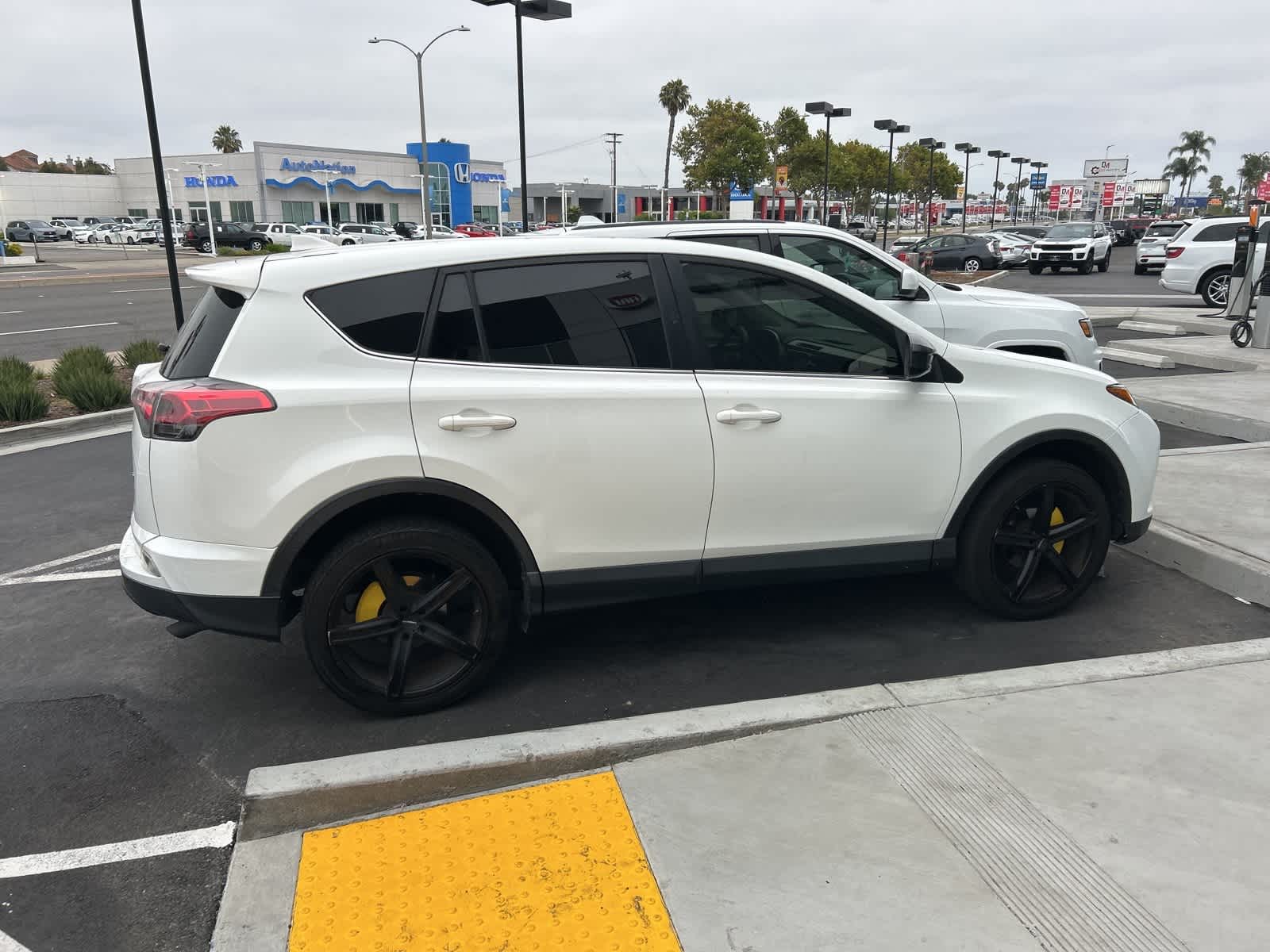 Thumbnail: 2017 Toyota RAV4 - 5