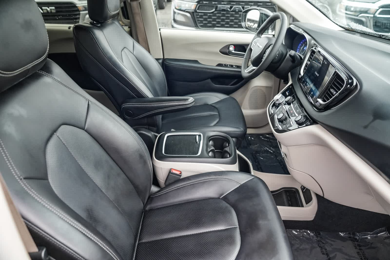 Thumbnail: 2024 Chrysler Pacifica - 15