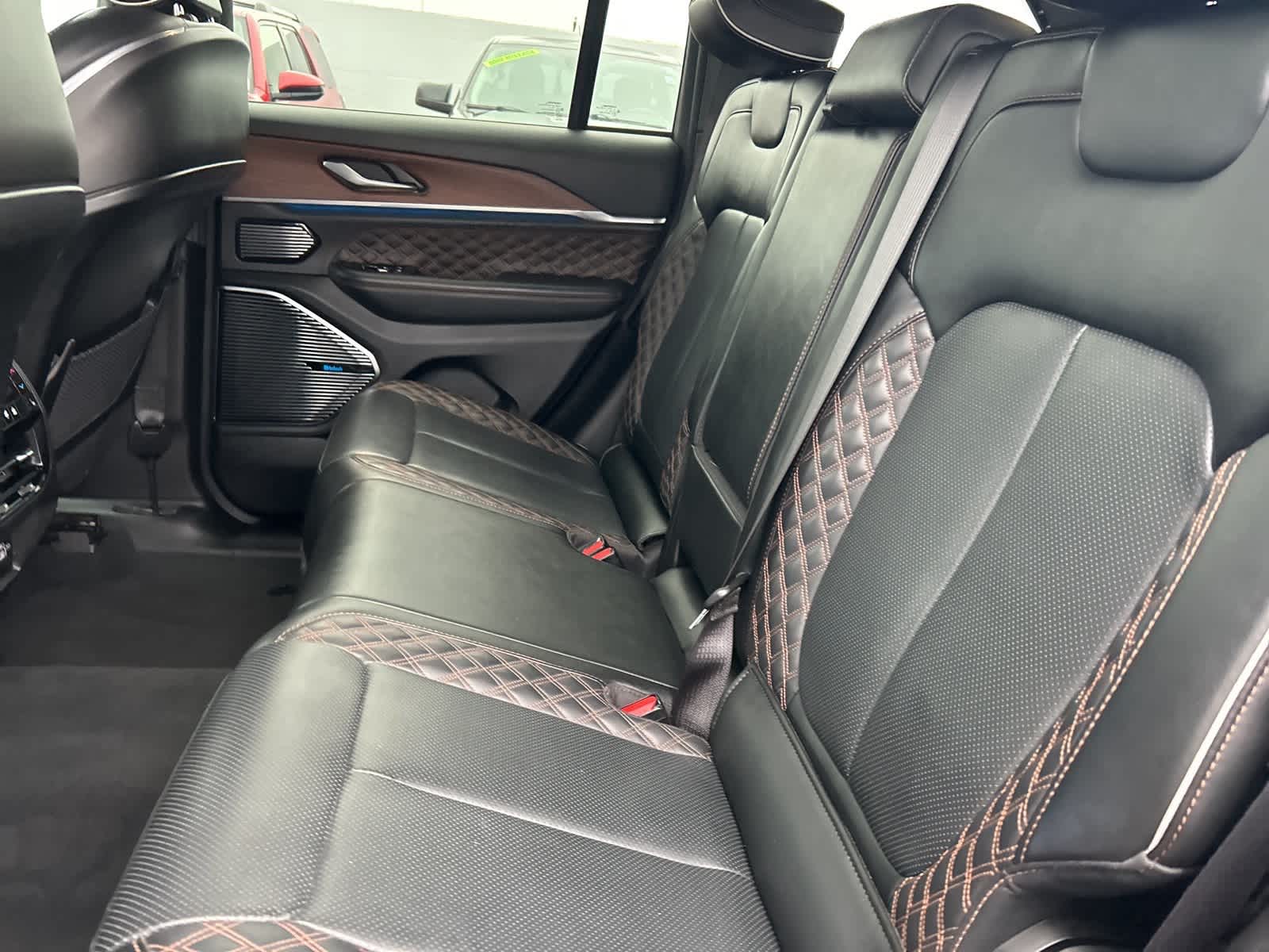 Thumbnail: 2022 Jeep Grand Cherokee - 24