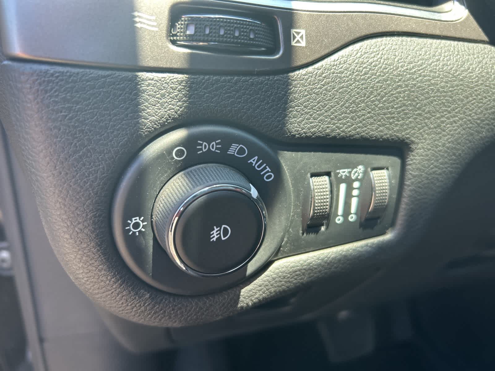 Thumbnail: 2022 Jeep Cherokee - 27