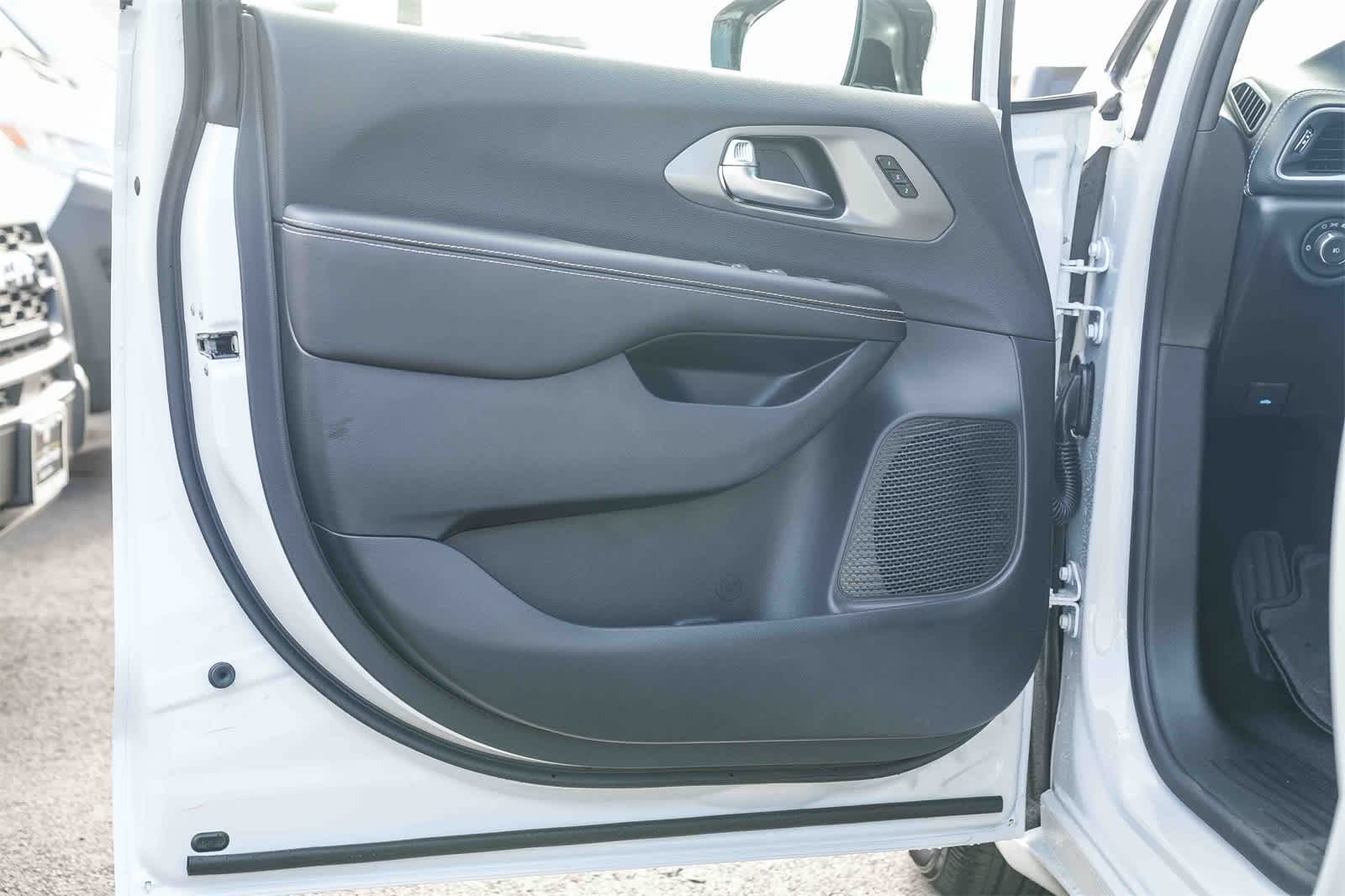 Thumbnail: 2026 Chrysler Pacifica - 21