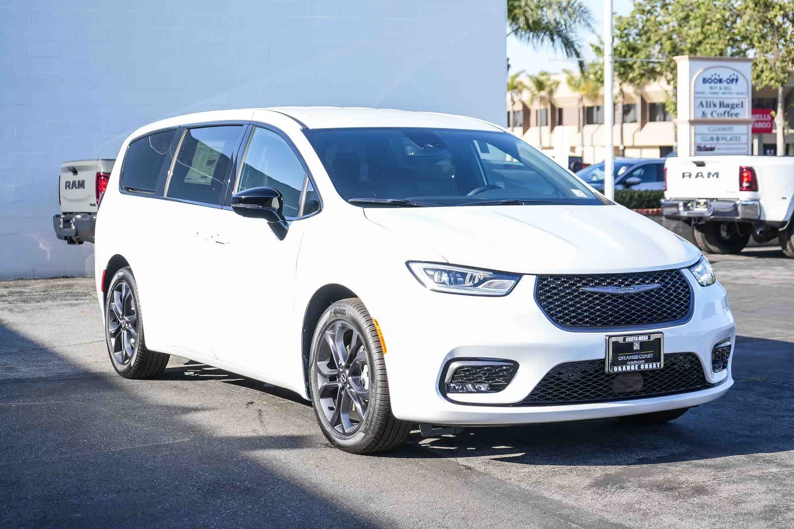 Thumbnail: 2026 Chrysler Pacifica - 3