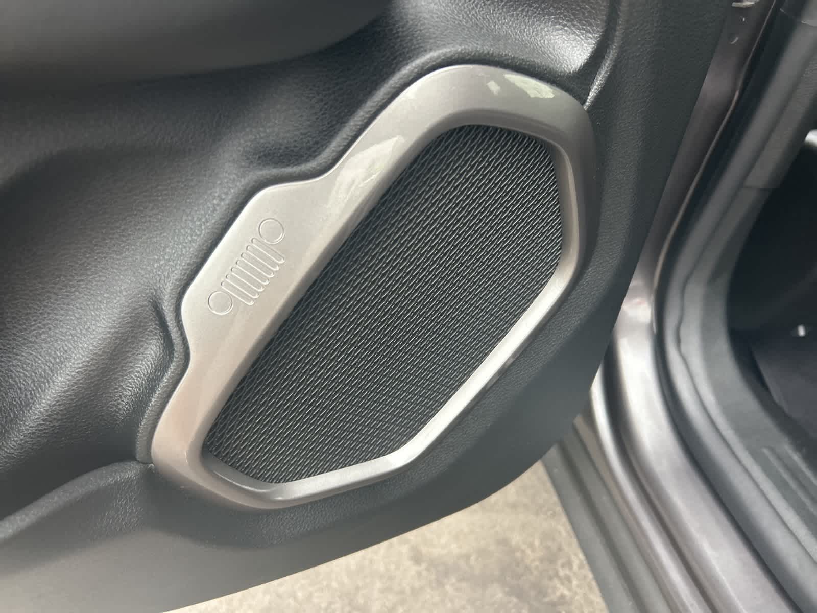 Thumbnail: 2018 Jeep Renegade - 20