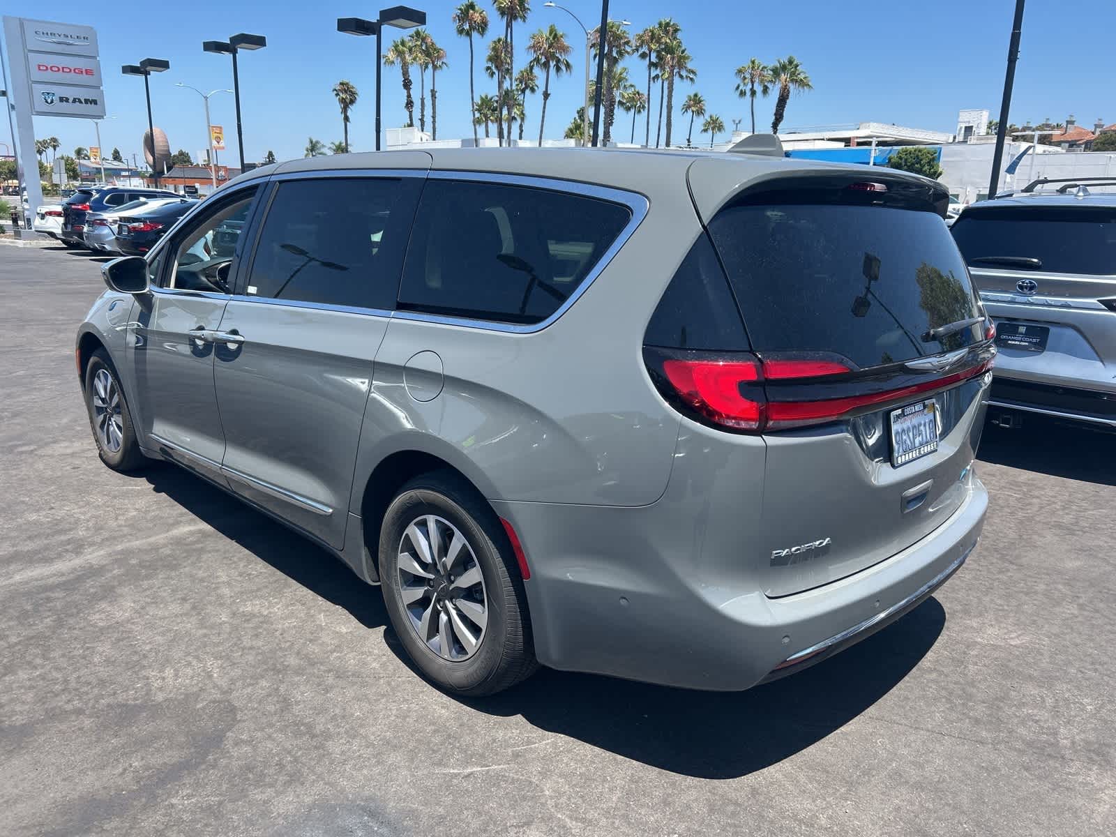 Thumbnail: 2022 Chrysler Pacifica - 3