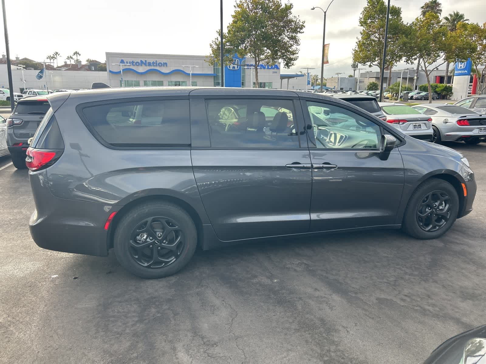 Thumbnail: 2022 Chrysler Pacifica - 6