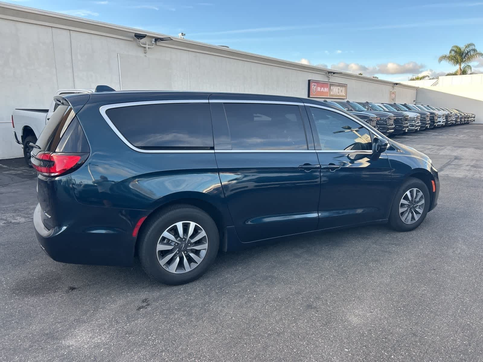 Thumbnail: 2022 Chrysler Pacifica - 6