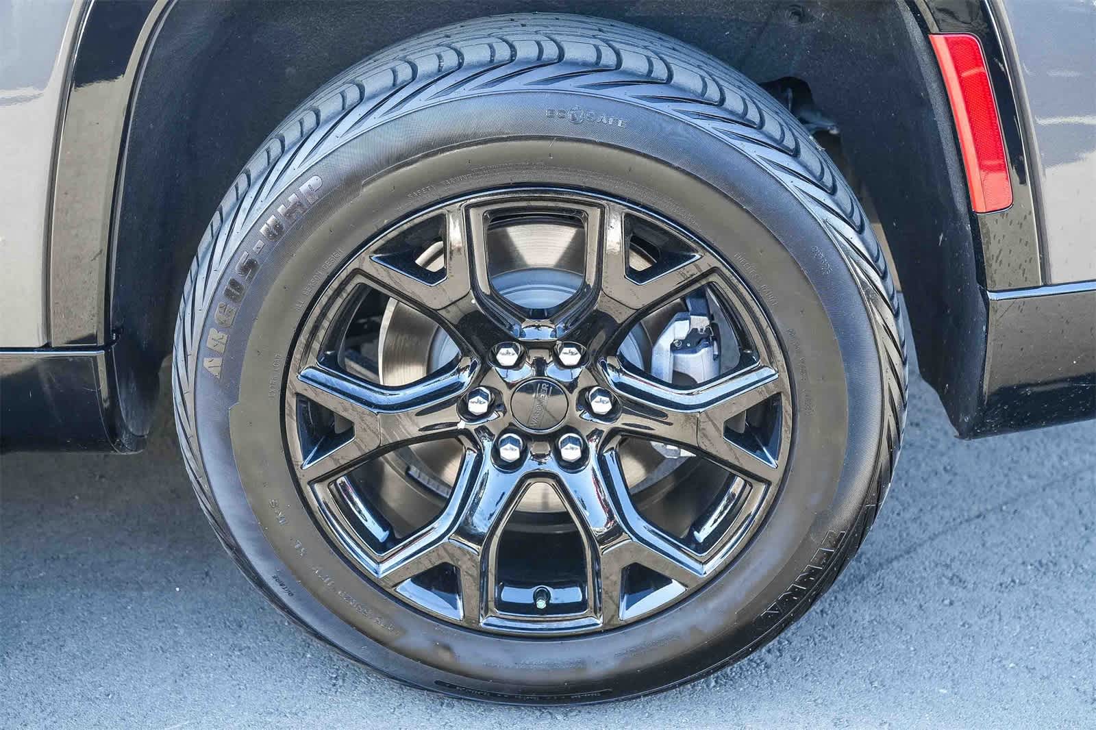 Thumbnail: 2022 Jeep Wagoneer - 9