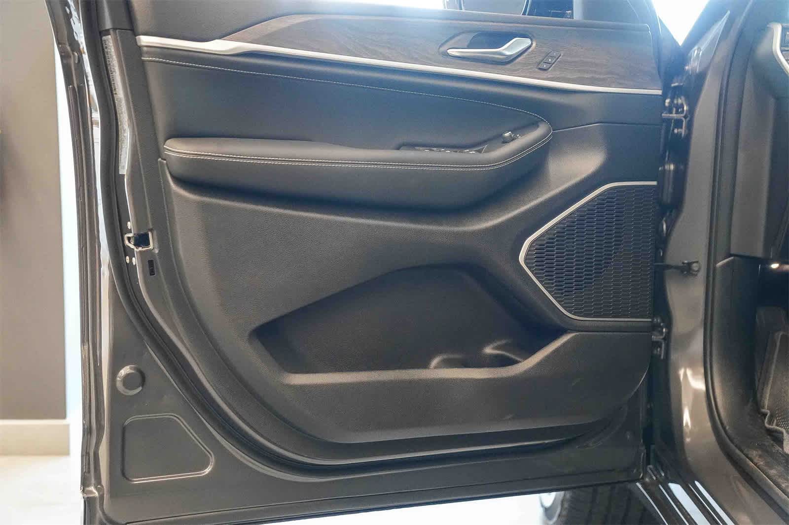 Thumbnail: 2026 Jeep Grand Cherokee - 21