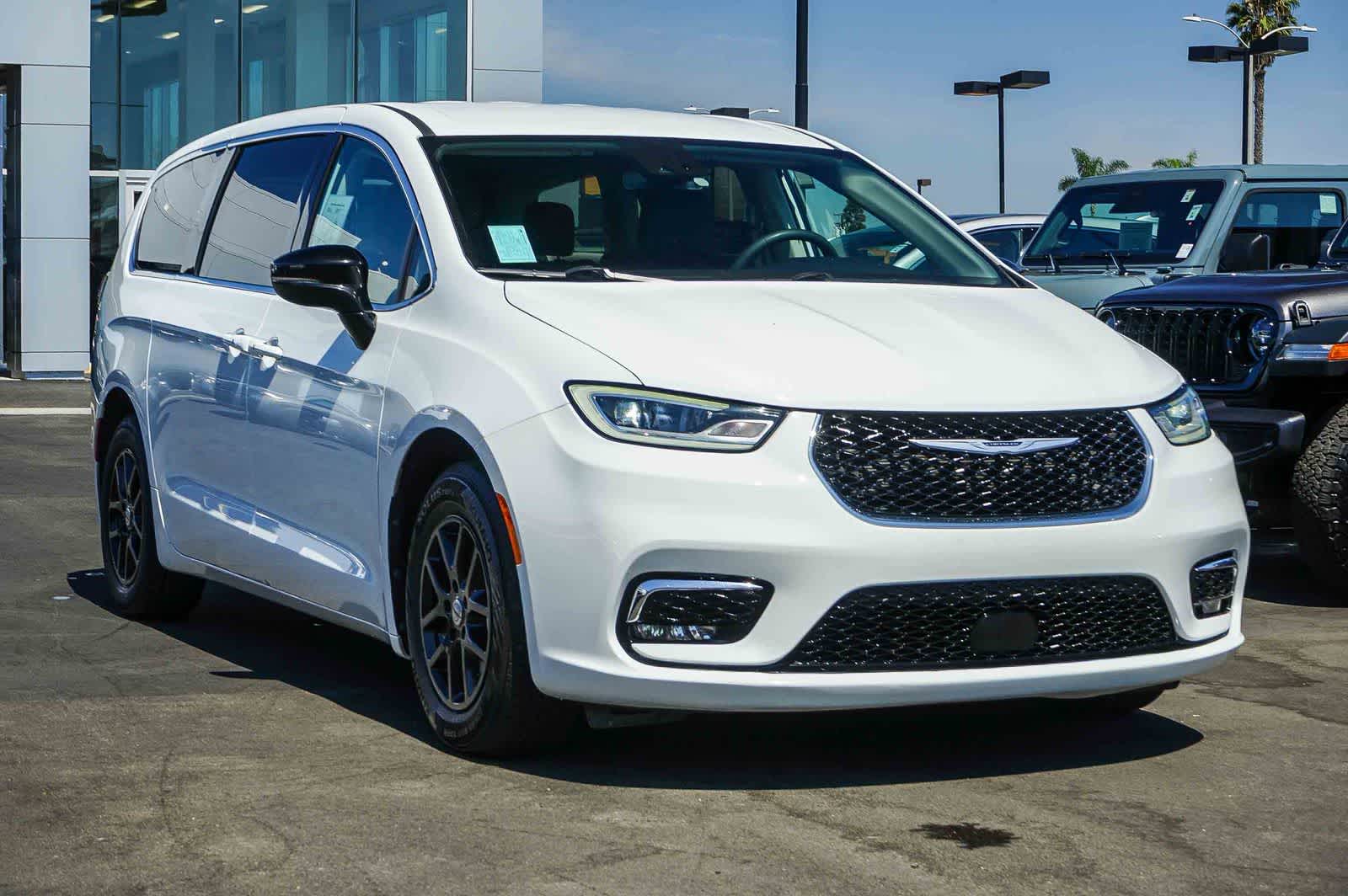 Thumbnail: 2024 Chrysler Pacifica - 3