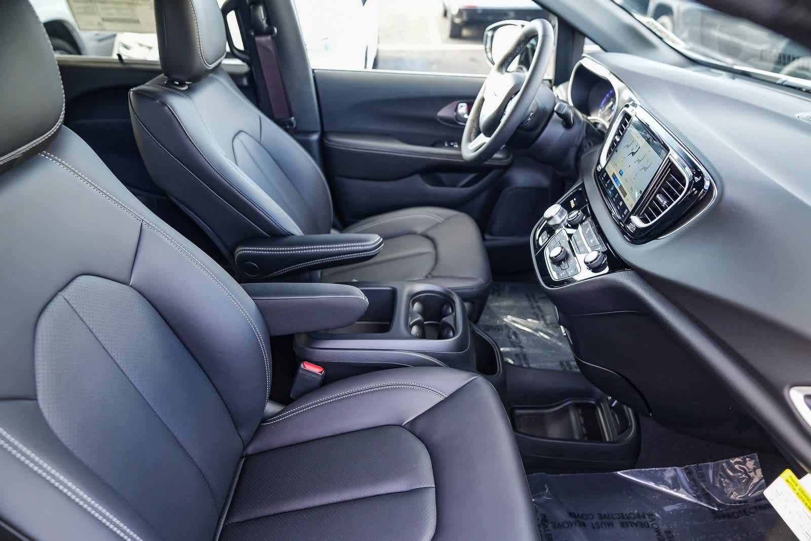 Thumbnail: 2026 Chrysler Voyager - 17