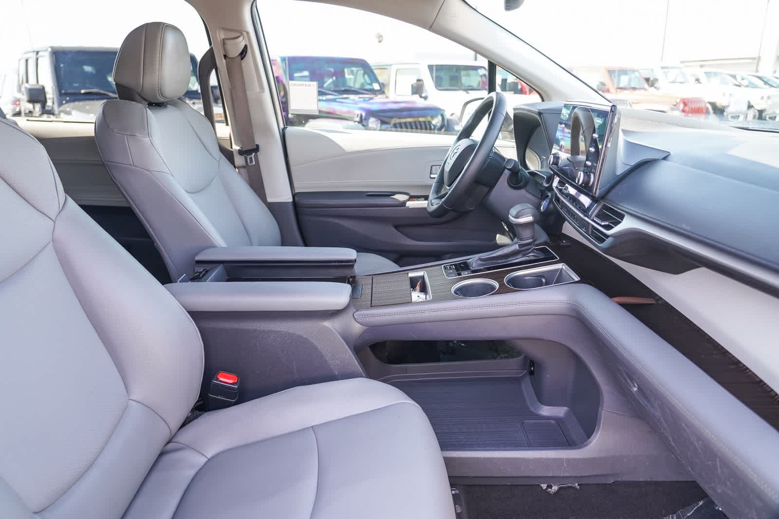 Thumbnail: 2022 Toyota Sienna - 17